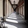 München, doorkijkje bij een galerij fietsen en stelletje van Eric van Nieuwland