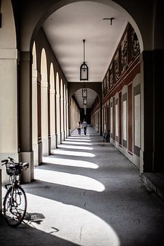 München, doorkijkje bij een galerij fietsen en stelletje