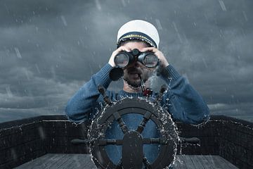 Vom Regen durchnässter Seemann sieht durch Fernglas den Leuchtturm von Besa Art