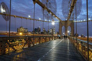 New York  blaue Stunde auf der Brooklyn Bridge