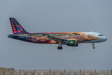 Een fraai beschilderde Airbus A320 van Brussels Airlines in de Tomorrowland livery landt hier op de  van Jaap van den Berg