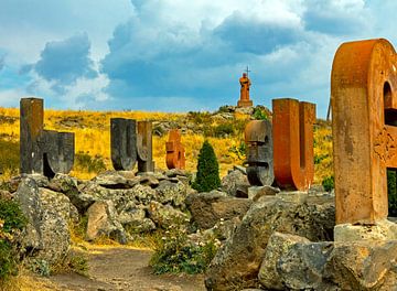 Park van letters van het Armeense alfabet op de berg Aragats