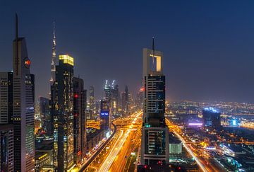 Sheikh Zayed Road à Dubaï sur Ilya Korzelius