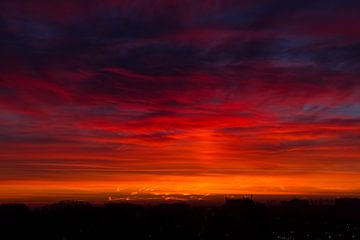 Lever de soleil en ville - panorama d'un ciel de nuages rouges au lever du soleil sur Qeimoy