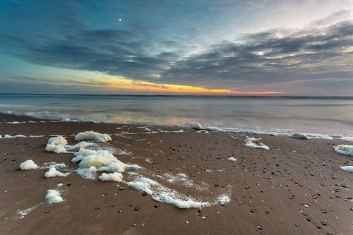 zonsondergang aan zee