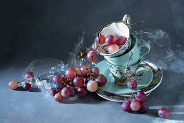 Stilleven ‘Bloemige druiven ‘. van Willy Sengers