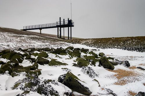 Winterse Waddenzee bij Roptazijl. IJsschotsen drijven op het water van de Waddenzee bij het Roptagem