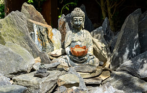 Buddha-Statue im japanischen Steingarten