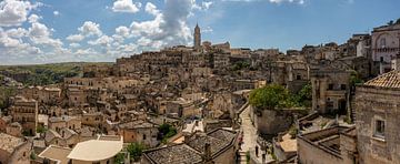 Panorama op oude centrum van Matera, Italie van Joost Adriaanse
