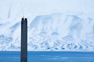 Schornstein eines Kohlekraftwerks in Longyearbyen von Martijn Smeets
