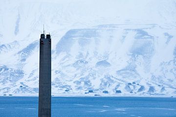 Schoorsteen van een kolencentrale in Longyearbyen van Martijn Smeets
