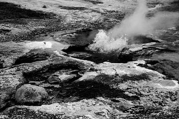 Geothermisch veld op IJsland, in zwartwit van Anne Ponsen
