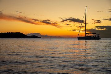 Segelboot mit Sonnenuntergang Slowenien von Karsten Glasbergen