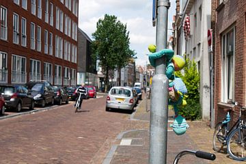 Utrecht - Oude Hortus knuffel aan lantaarnpaal voor de Hortus van Wout van den Berg