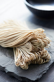 Ambachtelijk, met de hand gemaakte, onbewerkte soba-noedels van Gayane Nakada