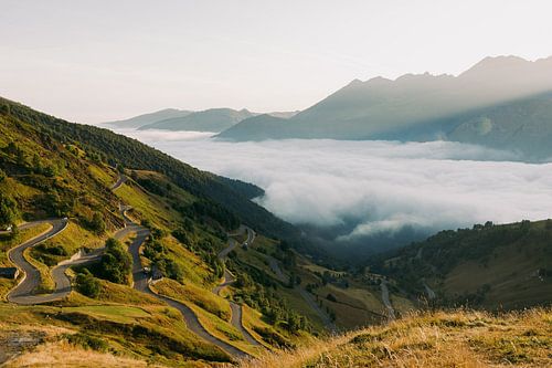 Col de Luz Ardiden dans la lumière du matin avec un lac brumeux en arrière-plan sur Sander de Vries