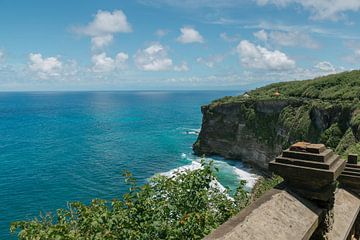 Océan turquoise au temple d'Uluwatu sur Troy Wegman