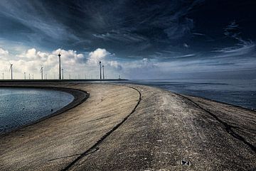 Curves under a dark sky van Pim Feijen