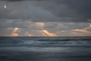 Achter de wolken schijnt de zon