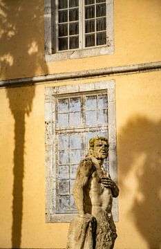 Statue in Sainte-Marie-Oloron by Frans Scherpenisse