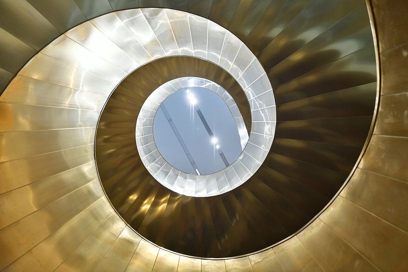 Komposition #3: Spiralförmige Treppe in Grau und Gold von Rini Kools