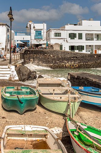 Het kleine haventje van Arrieta met boortjes op de voorgrond