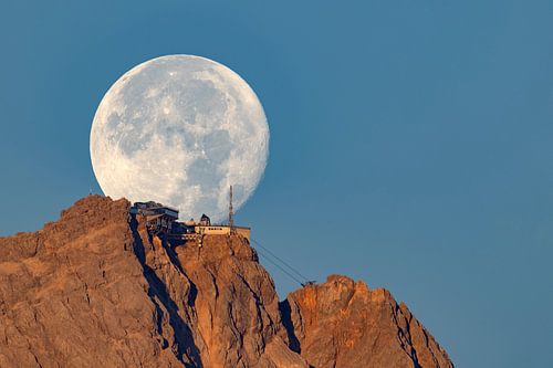 Volle maan achter de Zugspitze