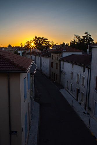 Französisches Dorf bei Sonnenaufgang