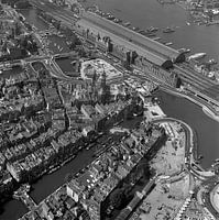 Zwart/wit luchtfoto van het Centraal Station in Amsterdam