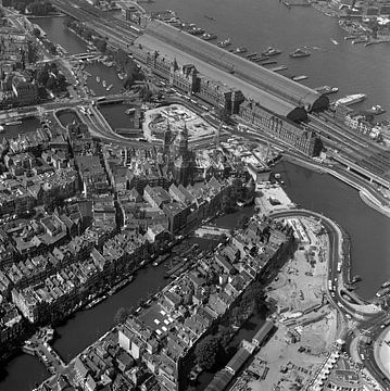 Vue aérienne en noir et blanc de la gare centrale d'Amsterdam sur Frans Rombout