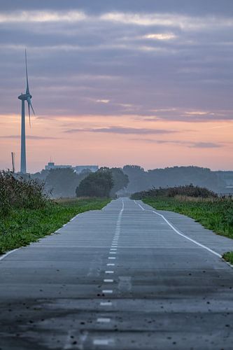 Einsame Straße bei Sonnenaufgang
