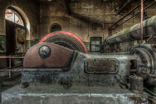 Alte Industriemaschinen in einer verlassenen Fabrik von Sven van der Kooi (kooifotografie)