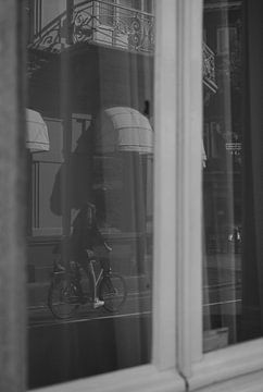 Spiegelbeeld van een winkelstraat in Maastricht van Amy Hengst