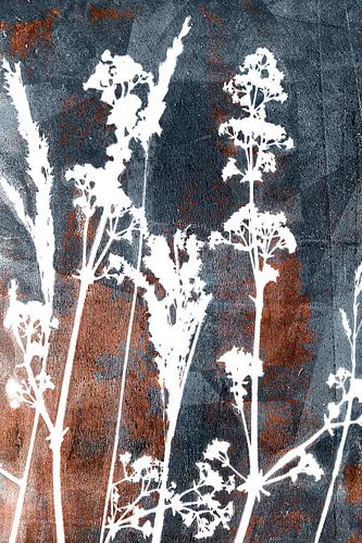 Abstrait Retro Botanique. Fougères, fleurs et herbes en blanc sur fond brun rouille et bleu.