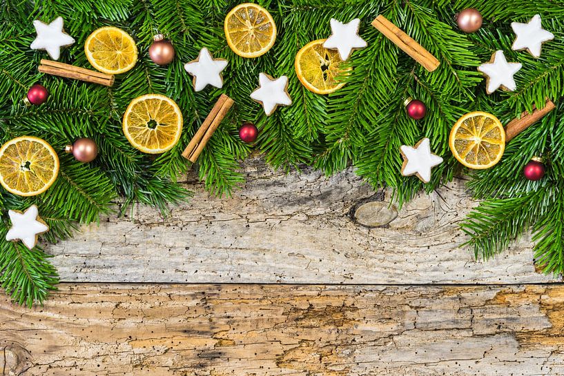 Kerstversiering op houten achtergrond met sparrenboomrand van Alex Winter