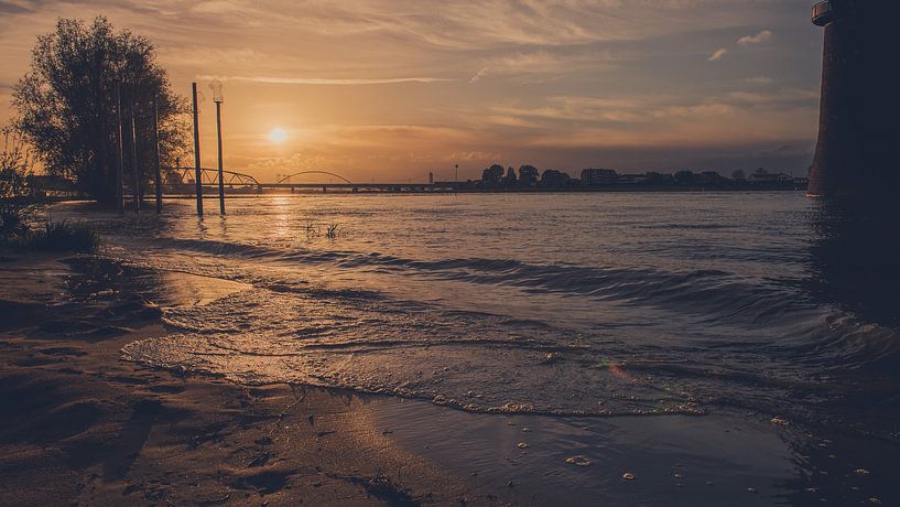 Waal bij avond von Marty Brands