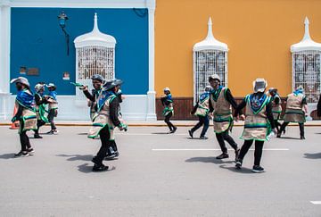 Traditionelle Tänzer in Peru – Farbenfrohes Straßenfest von NZME Photography