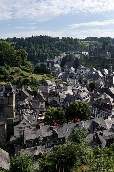 Monschau im Sommer von Richard Wareham