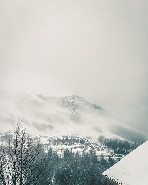 Neblige Berge über Skigebiet Französische Alpen von Mick van Hesteren