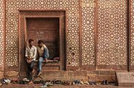 Buland à Darwaza, Inde. 2 gardiens indiens de chaussures à Buland en Darwaza par Tjeerd Kruse Aperçu