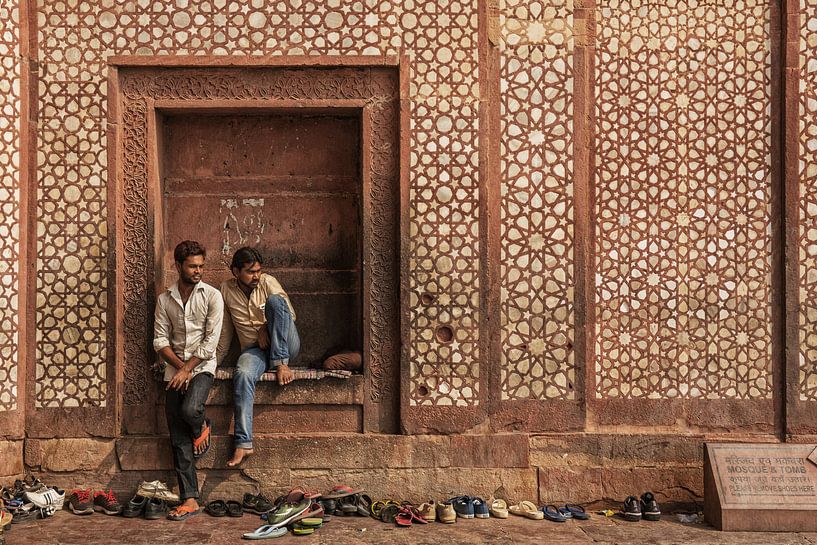 Buland à Darwaza, Inde. 2 gardiens indiens de chaussures à Buland en Darwaza par Tjeerd Kruse