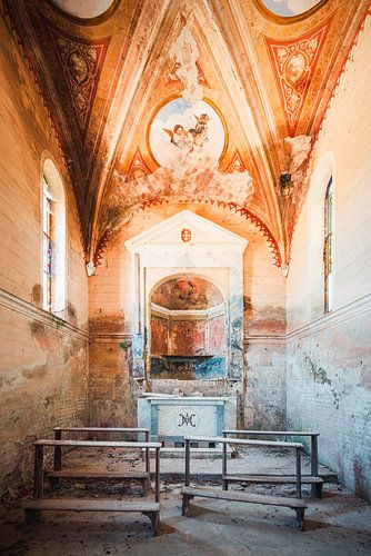 Chapelle abandonnée aux couleurs chaudes.