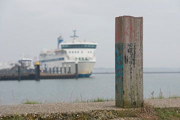 Meerpaal op de dijk van de haven van West Terschelling