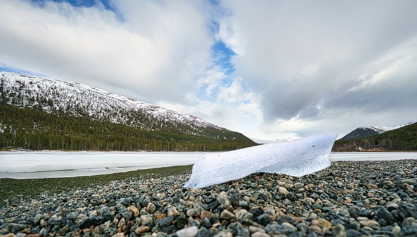 Norwegian high mountains, snow-covered mountains and landscape by Martin Köbsch
