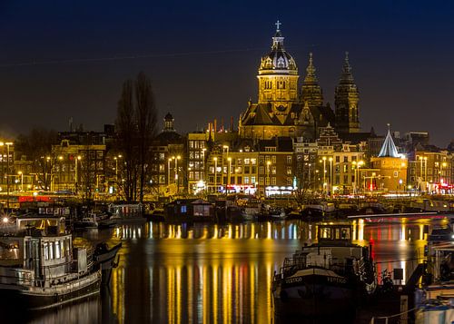 Amsterdam St. Nicolaaskerk bij avond