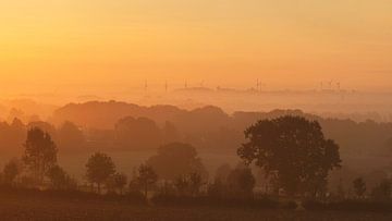 Mistige zonsopkomst boven Simpelveld by John Kreukniet