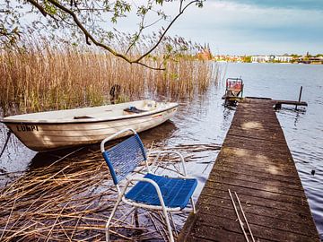 Bootssteg mit Boot an der Mecklenburgische Seenplatte von Animaflora PicsStock