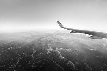 Uitzicht op bergtoppen vanuit vliegtuig van Marcel Kerdijk