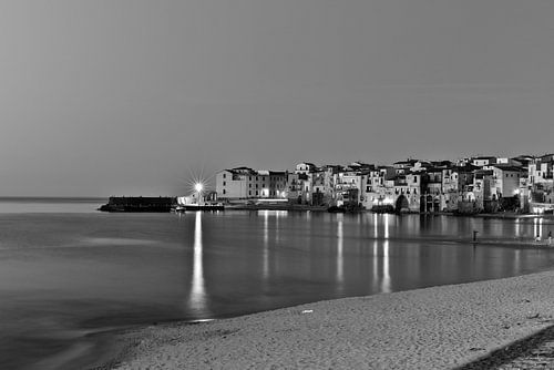 Night-time atmosphere at the harbour in Cefalù – black and white by Silva Wischeropp