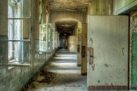 Corridor dans un ancien bâtiment à Beelitz par Henny Reumerman Aperçu